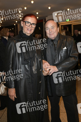 Theaterpremiere 'Carmen darf nicht platzen' in Berlin