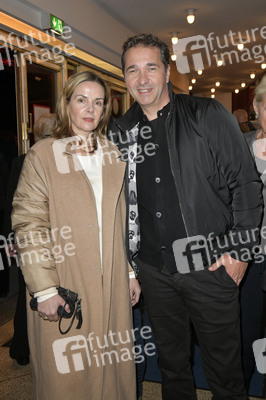 Theaterpremiere 'Carmen darf nicht platzen' in Berlin