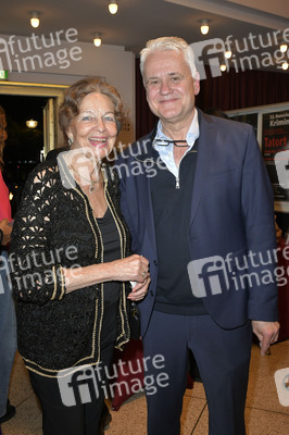 Theaterpremiere 'Carmen darf nicht platzen' in Berlin