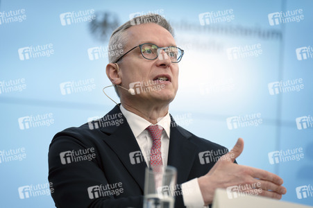 Pressekonferenz zum Thema neue i-kfz-App in Berlin