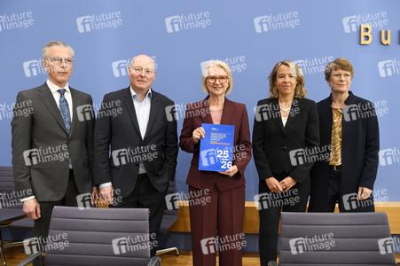 Bundespressekonferenz 'Vorstellung des Jahresgutachtens 2025/26' in Berlin