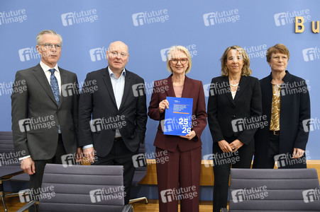 Bundespressekonferenz 'Vorstellung des Jahresgutachtens 2025/26' in Berlin