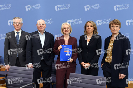 Bundespressekonferenz 'Vorstellung des Jahresgutachtens 2025/26' in Berlin