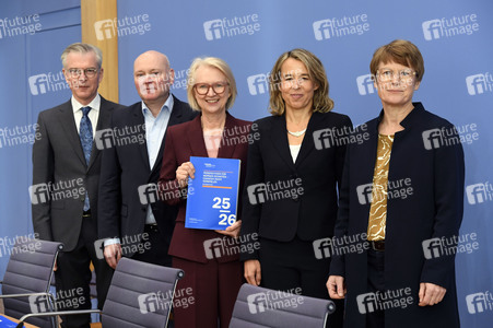 Bundespressekonferenz 'Vorstellung des Jahresgutachtens 2025/26' in Berlin