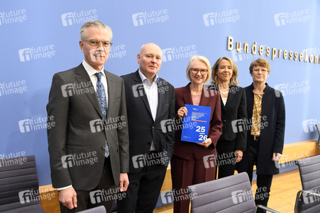 Bundespressekonferenz 'Vorstellung des Jahresgutachtens 2025/26' in Berlin