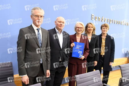 Bundespressekonferenz 'Vorstellung des Jahresgutachtens 2025/26' in Berlin