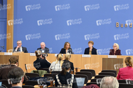 Bundespressekonferenz 'Vorstellung des Jahresgutachtens 2025/26' in Berlin