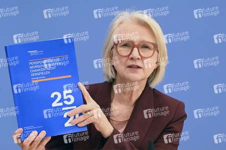 Bundespressekonferenz 'Vorstellung des Jahresgutachtens 2025/26' in Berlin