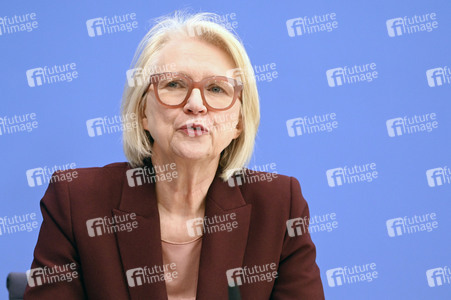 Bundespressekonferenz 'Vorstellung des Jahresgutachtens 2025/26' in Berlin