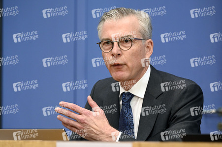 Bundespressekonferenz 'Vorstellung des Jahresgutachtens 2025/26' in Berlin