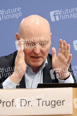 Bundespressekonferenz 'Vorstellung des Jahresgutachtens 2025/26' in Berlin