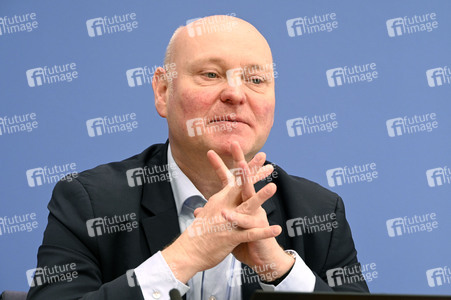 Bundespressekonferenz 'Vorstellung des Jahresgutachtens 2025/26' in Berlin