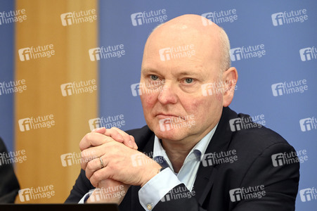 Bundespressekonferenz 'Vorstellung des Jahresgutachtens 2025/26' in Berlin