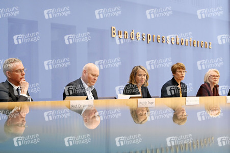 Bundespressekonferenz 'Vorstellung des Jahresgutachtens 2025/26' in Berlin