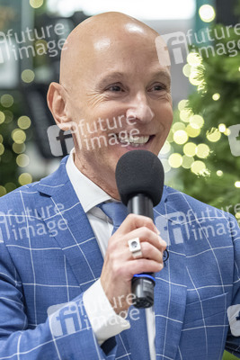 Charity-Wald Eröffnung in der Galeria Düsseldorf