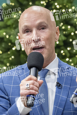 Charity-Wald Eröffnung in der Galeria Düsseldorf