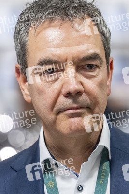 Charity-Wald Eröffnung in der Galeria Düsseldorf