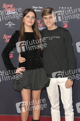 Filmpremiere 'Song Sung Blue' in Berlin