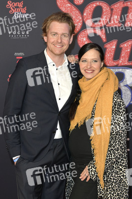 Filmpremiere 'Song Sung Blue' in Berlin