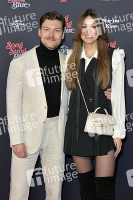 Filmpremiere 'Song Sung Blue' in Berlin