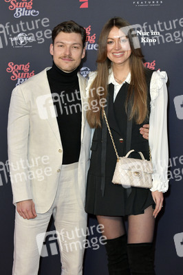 Filmpremiere 'Song Sung Blue' in Berlin