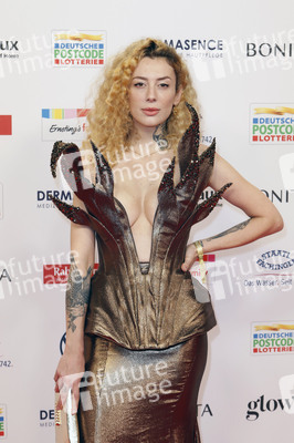 Goldene Bild der Frau 2025 in Hamburg