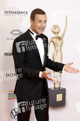 Goldene Bild der Frau 2025 in Hamburg