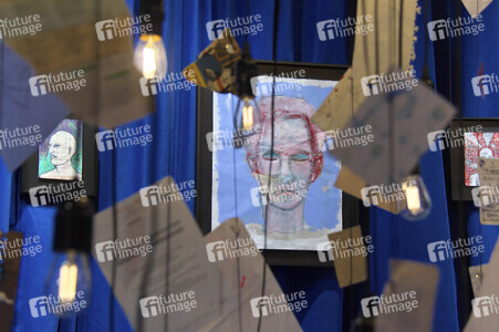 Ausstellung 'A Bunch of Stuff -Tokyo' von Johnny Depp in Tokio