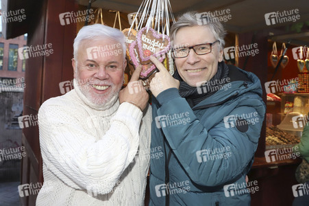 Taco und Thorsten Laussch auf dem Weihnachtmarkt in Hamburg