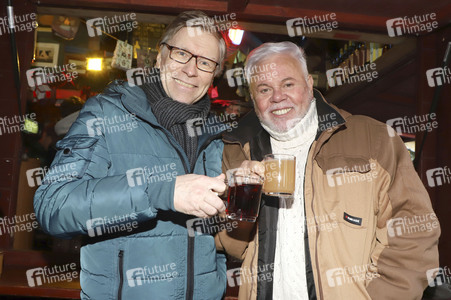 Taco und Thorsten Laussch auf dem Weihnachtmarkt in Hamburg