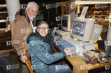 Taco und Thorsten Laussch auf dem Weihnachtmarkt in Hamburg