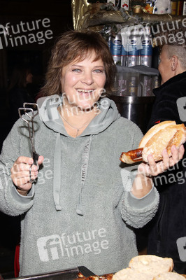 Benefizaktion mit Promi-Charity-Grillen in Berlin