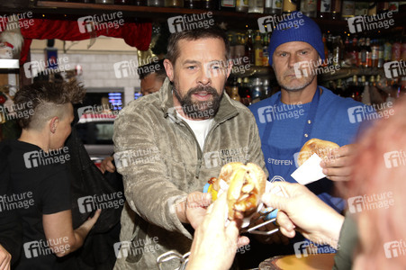 Benefizaktion mit Promi-Charity-Grillen in Berlin