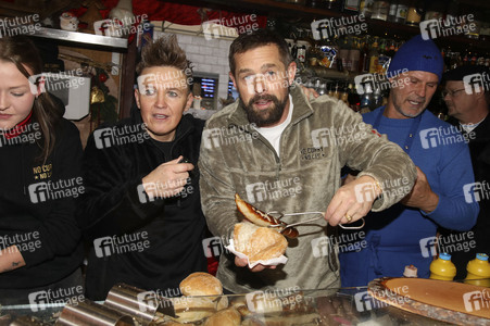 Benefizaktion mit Promi-Charity-Grillen in Berlin