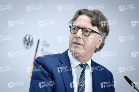 Pressekonferenz zur Vorstellung des Deutschlandfonds bei der KfW-Bankengruppe in Berlin