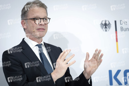 Pressekonferenz zur Vorstellung des Deutschlandfonds bei der KfW-Bankengruppe in Berlin
