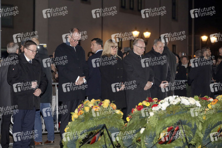 Kranzniederlegung in Gedenken der Opfer ein Jahr nach dem Anschlag auf den Weihnachtsmarkt in Magdeburg