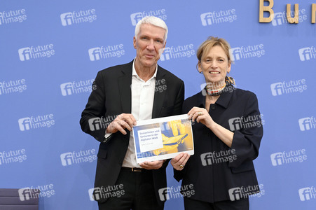 Bundespressekonferenz 'Seniorinnen und Senioren in der digitalen Welt' in Berlin