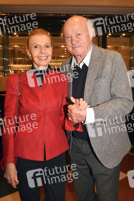 Theaterpremiere 'Wer schießt auf Frau Hummel?' in München