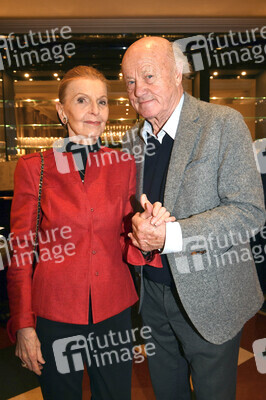 Theaterpremiere 'Wer schießt auf Frau Hummel?' in München