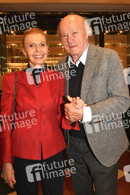 Theaterpremiere 'Wer schießt auf Frau Hummel?' in München