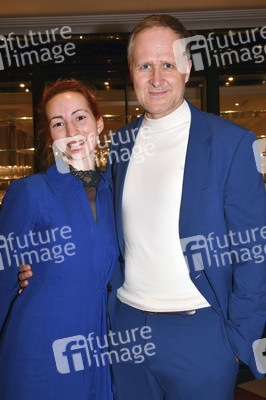 Theaterpremiere 'Wer schießt auf Frau Hummel?' in München