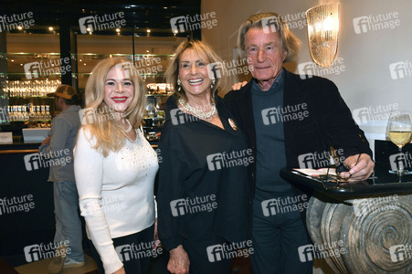 Theaterpremiere 'Wer schießt auf Frau Hummel?' in München