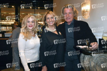 Theaterpremiere 'Wer schießt auf Frau Hummel?' in München