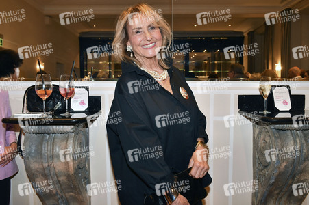 Theaterpremiere 'Wer schießt auf Frau Hummel?' in München