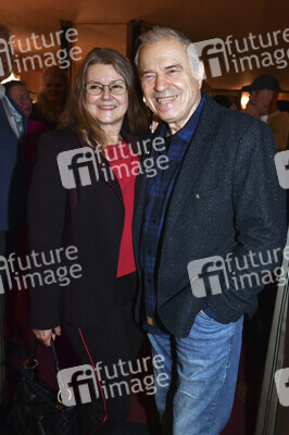 Theaterpremiere 'Wer schießt auf Frau Hummel?' in München