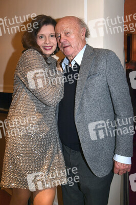 Theaterpremiere 'Wer schießt auf Frau Hummel?' in München