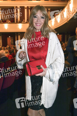 Theaterpremiere 'Wer schießt auf Frau Hummel?' in München