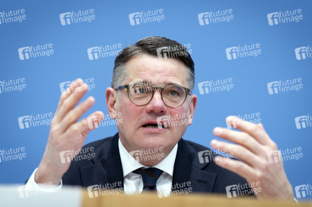 Bundespressekonferenz '3 Löwen Allianz' in Berlin