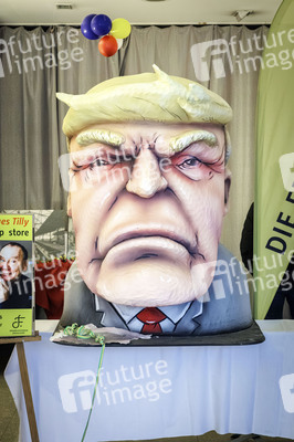 Donald Trump aus Pappmaché in Düsseldorf